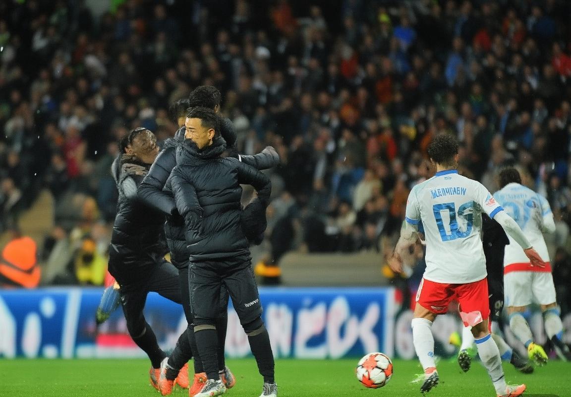 瓜迪奥拉神奇换人术：战术智慧与心理调节的艺术